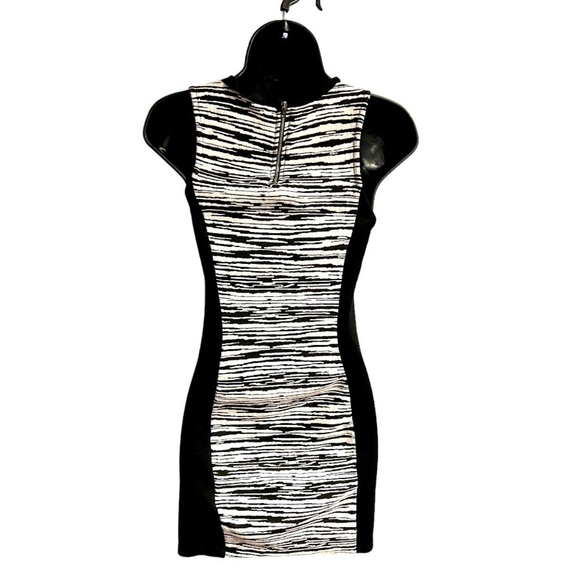 H&M Short Sleeve Dress - Picture 2 of 2